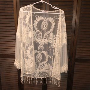 Lace kimono, the perfect outfit addition